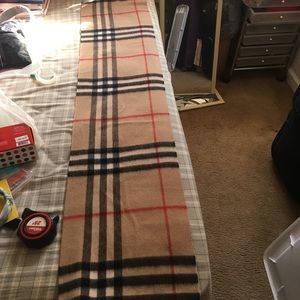 100%brand new Burberry scarf  size : 5. 5F